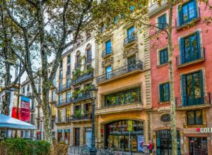 Read more about the article The Ultimate Guide to the 13 Best Barcelona Tours for Seniors 